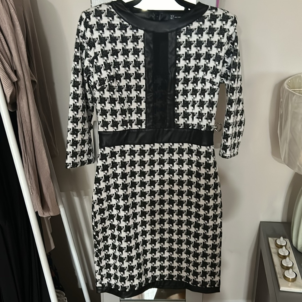 New York & Company Houndstooth Sheath Dress - Superflex NEW sz small - Picture 3 of 7